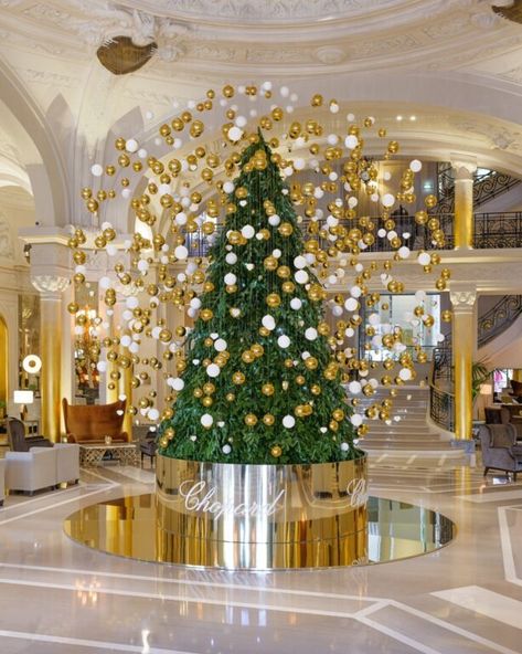 Unveiling Holiday Magic: Discover 2023's Jaw-Dropping Christmas Trees in World's Finest Hotels - The Hotel Trotter Hotel Christmas, Luxury Christmas Decor, Elegant Lifestyle, New Years Tree, Festive Cocktails, Holiday Glam, Luxury Christmas, Holiday Magic, Trotter