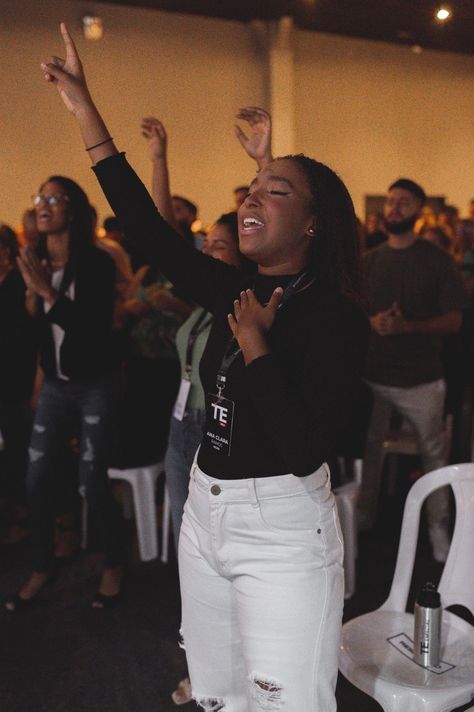 Praying Friends Aesthetic, Church Worship Aesthetic, Church Black Women, Woman Praising God, Church Aesthetic Christian, Woman Of God Aesthetic, Church Girl Aesthetic, Christian Woman Aesthetic, Worship Aesthetic