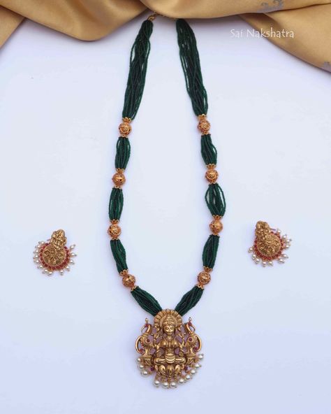 Lakshmi Pendant Gold, Lakshmi Pendant, Ruby Jewelry Necklaces, Gold Jewelry Outfits, Fancy Jewelry Necklace, Indian Bridal Jewelry Sets, Choker Designs, Modern Gold Jewelry, Pearl Jewelry Design