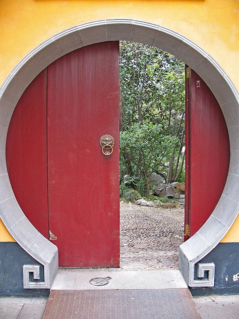 Good lord, what a beauty. #door in Shanghai #bed red door asian Round Door Design, Round Archway, Asian Doors, Chinese Gate, Circular Door, Green Magic Homes, Chinese Door, Open Door Policy, Chinese House