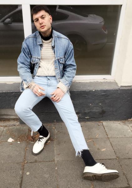 The white 1461 shoe, shared by bangtobang. White Doc Martens Outfit Men, Black And White Oxford Shoes Outfit, White Oxford Shoes Outfit, Doc Marten Oxford Outfit, Jadon Dr Martens Outfit, Oxford Shoes Outfit Men, White Dr Martens Outfit, White Doc Martens Outfit, Dr Martens Men Outfit