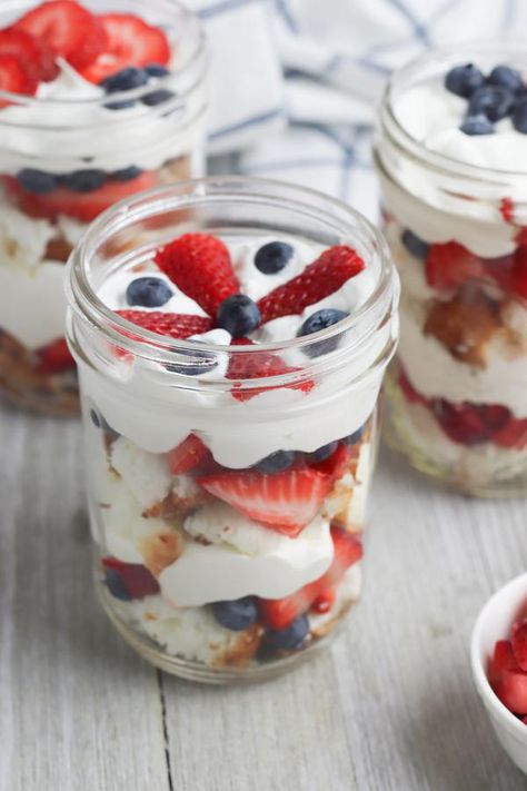 BEST Weight Watchers Dessert! WW Fruit Idea – Quick & Easy Weight Watchers Diet Recipe - Shortcake Trifle In A Jar #weightwatchers #smartpoints #desserts Mason Jar Desserts Recipes, Weight Watcher Desserts, Mason Jar Desserts, Cheesecake Parfaits, Berry Parfait, Weight Watchers Dessert Recipes, Cake Mug, The Slow Roasted Italian, Weight Watchers Recipes Desserts