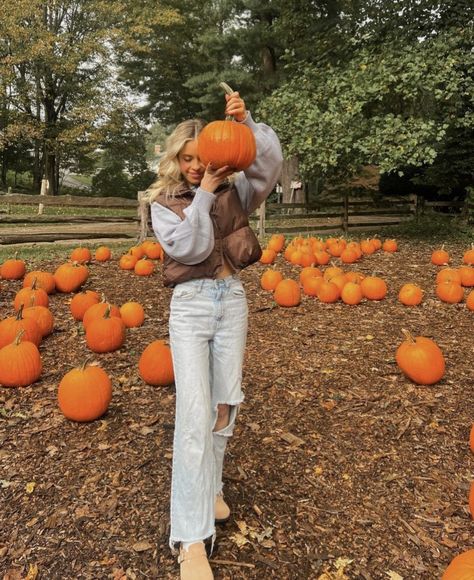 Pumpkin Patch Photoshoot, Pumpkin Patch Pictures, Fall Photo Shoot Outfits, Aesthetic Baddie, Fall Pics, Pumpkin Patch Outfit, Farm Clothes, Fall Semester, Picture Inspiration