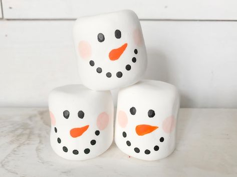 Marshmello Snowman, Christmas Cocoa Bar, Snowman Marshmallows, Cocoa Spoons, Christmas Cocoa, Christmas Tiered Tray Decor, Marshmallow Snowman, Cream Mugs, Christmas Tiered Tray