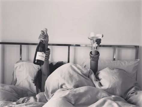 Champagne In Bed Aesthetic, Champagne In Bed, Wine In Bed, Women Drinking Wine, First Date Rules, Drinking Champagne, Mambo Italiano, Couple Bed, Bed Picture