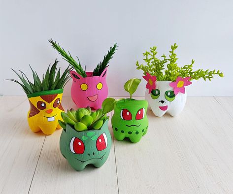 Diy Recycle Plastic, Pokemon Planter, Pokemon Crafts, Plastic Bottle Planter, Pokémon Party, Yellow Crafts, Pots Diy, Pokemon Diy, Pokemon Craft