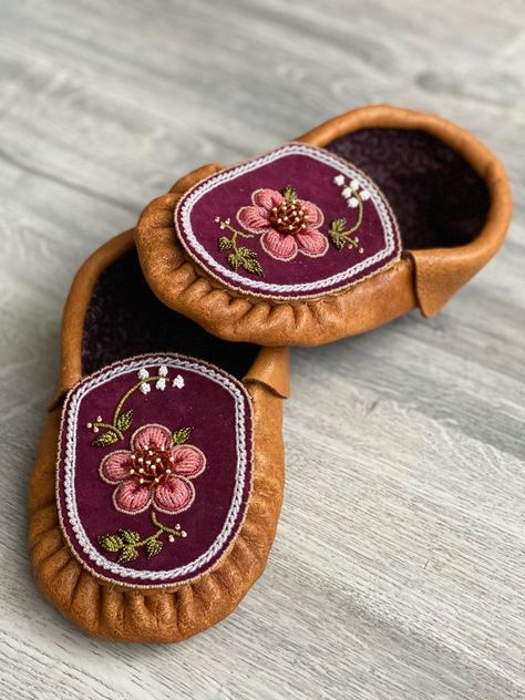 Beading Moccasins, Indian Face Paints, Métis Beadwork, Beaded Baby Moccasins, Metis Beading, Metis Beadwork, Beaded Ideas, Bells Palsy, Moccasin Pattern