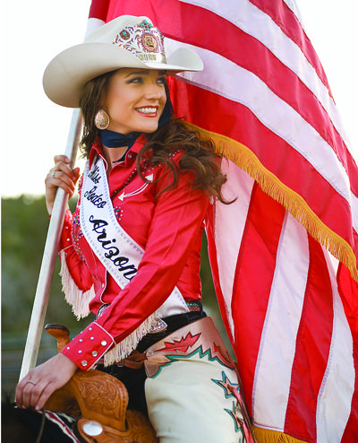 always wanted to be a trick rider, maybe i'll make it to the rodeo someday and travel and perform! Rodeo Queen Clothes, Rodeo Girls, Rodeo Cowgirl, Wilde Westen, Queen Outfit, Cowgirl And Horse, Rodeo Life, Looks Country, Rodeo Queen