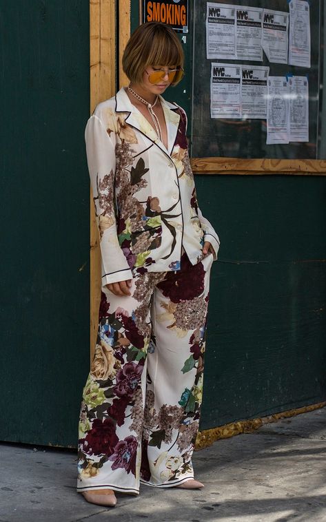 Silk Palazzo Pants, Heavy Jewellery, Pyjama Trend, Loose Wide Leg Pants, Outfit Essentials, Pajama Outfit, Pajama Fashion, New York Fashion Week Street Style, Mode Inspo