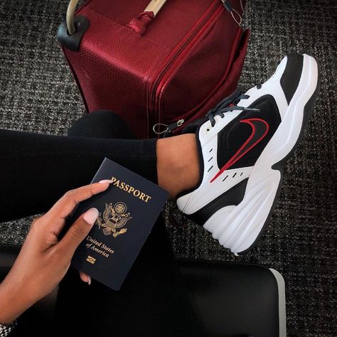 22.6 mil Me gusta, 106 comentarios - Babes ‘n’ Sneakers (@babesnsneakers) en Instagram: "Nike Air Monarch IV 🖤👟 • 📸 @imsimplyb • Follow @babesnsneakers for more • #nikeairmonarch…" Nike Monarch, Air Monarch Iv, Nike Air Monarch Iv, Nike Air Monarch, High Top Converse, Streetwear Mode, Nike Id, Fashion Shoes Sneakers, Edgy Chic