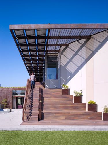 Yin Yang House  Brooks + Scarpa  Venice, CA  Bedrooms on the second floor open out onto a porch with direct access to the backyard and bamboo bleacher stairs.  Photo © John Linden Architecture Antique, Architecture Residential, Patio Roof, Pergola Kits, Bleachers, Sustainable Architecture, Roof Design, Venice Beach, Residential Architecture