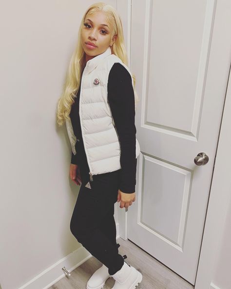 Moncler Boots Outfit, Outfits With A White Puffer Vest, Moncler Vest Outfit, Moncler Vest Woman Outfit, White Puffer Vest Outfits For Women, Vest Outfits Black Women, Puffer Vest Outfit Black Women, Vest Outfit Black Women, Moncler Outfit