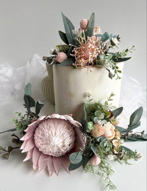 Australian Native Wedding Cake, Protea Cake Ideas, Protea Wedding Cake, Wedding Cake Protea, Eucalyptus Cake Decor, Protea Cake, Eucalyptus Cake, Cake Topper Flowers, 70th Cake