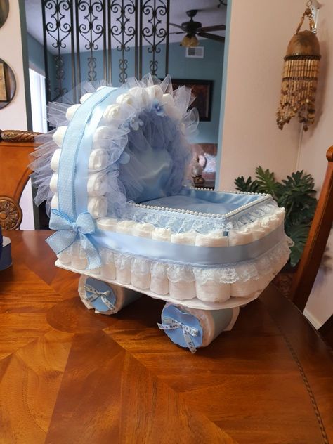 Duper Cake Ideas, Pampers Cake Ideas, Diaper Castle Cake, Pampers Cake, Train Diaper Cake Diy, Diaper Cake Ideas, Castle Diaper Cake, Baby Boy Hamper, Motorcycle Diaper Cake Tutorial