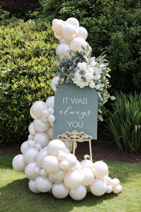 Easel Welcome Sign With Balloons, Welcome Sign With Balloons And Flowers, Wedding Welcome Sign With Balloons, Acrylic Sign With Balloons, Welcome Easel With Balloons, Balloon Garland Around Easel, Balloon Garland Welcome Sign, Balloon Arch On Easel, Wedding Sign With Balloons