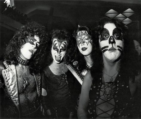 Kiss, Woodfield Shopping CenterSchaumburg, Illinois, June 8, 1974 (X) Vinnie Vincent, Kiss Images, Eric Carr, Peter Criss, Kiss Army, Vintage Kiss, Kiss Pictures, Kiss Art, Paul Stanley