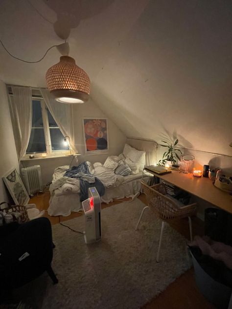 Small Angled Ceiling Bedroom, Small Attic Apartment Sloped Ceiling, Matress Ideas Floor Aesthetic Bedroom, Attic Studio Apartment Sloped Ceiling, Slanted Roof Room, Slanted Ceiling Bedroom Layout, Roof Room Bedroom, Small Slanted Ceiling Bedroom, No Window Bedroom