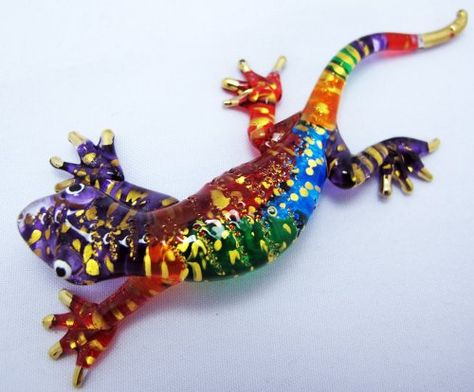 Crystal Animals, Gold Dots, Art Color, Gecko, Color Crystal, Resin Crafts, Hand Blown Glass, Blown Glass, Resin Art