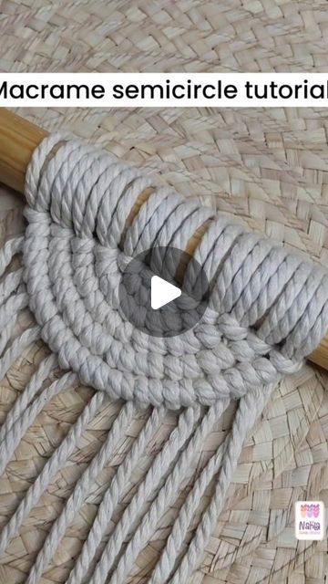 Diy Macrame Garland, Macrame Stitches Tutorial, Macrame Simple Diy, Macrame Crafts Diy, Macrame With Yarn, Macrame Patterns Tutorials Videos, Macrame Projects Tutorials, Macrame Wall Ideas, Macrame Curtain Tutorial