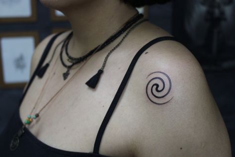 “ The Lagoritmik Spiral“ • #sisterhoodtattoo ——————————————————————————— #spiraltattoo #friendtattoo #sisterhood #sistertattoo #helicaltattoo #linetattoo #minimaltattoo #cutetattoo #adanatattoo #thevaletattoo Tattoo Collarbone, Spiral Tattoo, Spiral Tattoos, Le Tattoo, Small Hand Tattoos, Yeah Yeah, Sister Tattoos, Friend Tattoos, Minimal Tattoo