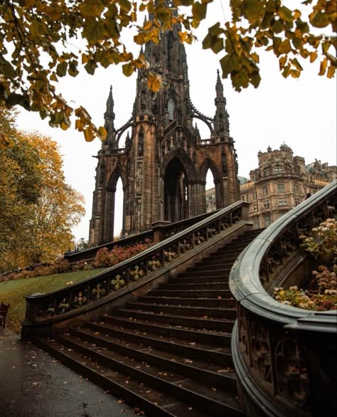 Scotland In October, Autumn Home Screen, Edinburgh Autumn, Scotland Aesthetic, Visit Edinburgh, Red Autumn, Castle Aesthetic, London Aesthetic, Visit Scotland