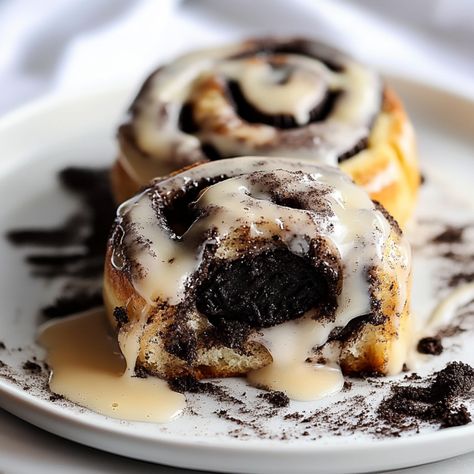 Sweet Treat Lovers! Get ready to experience a dessert that combines the best of both worlds—cinnamon rolls and Oreos! These Easy Oreo-Stuffed Cinnamon Rolls are a game-changer for anyone with Cookies And Cream Cinnamon Rolls Recipe, Cinnamon Rolls Oreo, Oreo Stuffed Cinnamon Rolls, S’mores Cinnamon Rolls, S’mores Chocolate Rolls, Seven Up Cake, Oreo Cinnamon Rolls, Tooth Picture, Amazing Deserts