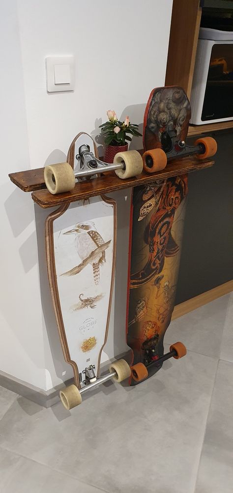 Porte skate pour visualiser le dessous des planches en décoration entre deux sorties Décoration Diy, Long Skate, Support Mural, Interior Inspo, Barber Shop, Wine Rack, Skateboard, Diy Decor, Sweet Home