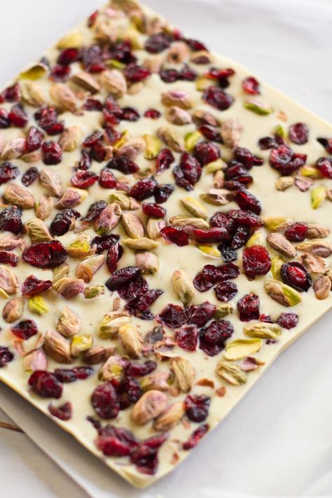 Cranberry Pistachio Bark, Pumpkin Bark, Pistachio Bark, Christmas Bark Recipes, Bark Recipes, Christmas Bark, Mason Jar Desserts, Edible Christmas Gifts, Cranberry Pistachio