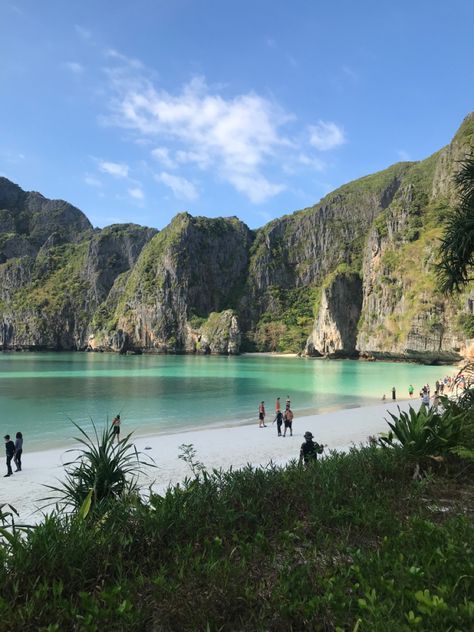 Maya Bay, Thailand 🇹🇭 Maya Bay Thailand, Maya Bay, Vientiane, Dream Travel Destinations, Pretty Places, Travel Inspo, Dream Destinations, Asia Travel, Places Around The World