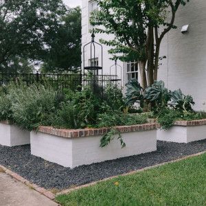 Gardenary Studio Cottage, Houston Garden, Vege Garden, Brick Planter, Kitchen Gardens, Veggie Gardens, Vegetable Patch, Cedar Garden, Landscape Inspiration