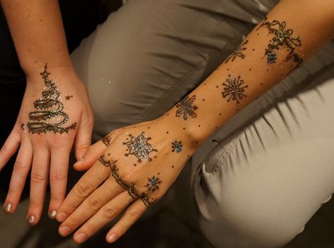 Henna Christmas Designs, Christmas Henna Design, Christmas Henna, Diy Henna, Henna Designs Easy, Henna Tattoos, Henna Patterns, Christmas Celebration, Unique Tattoo