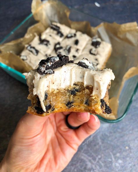 COOKIES & CREAM COLLAGEN PROTEIN BLONDIES - Nutritionist Mom Protein Blondies, Healthy Protein Desserts, Protein Sweets, Dairy Free Buttercream, Protein Mug Cakes, Gluten Free Brands, Protein Baking, High Protein Desserts, Protein Brownies