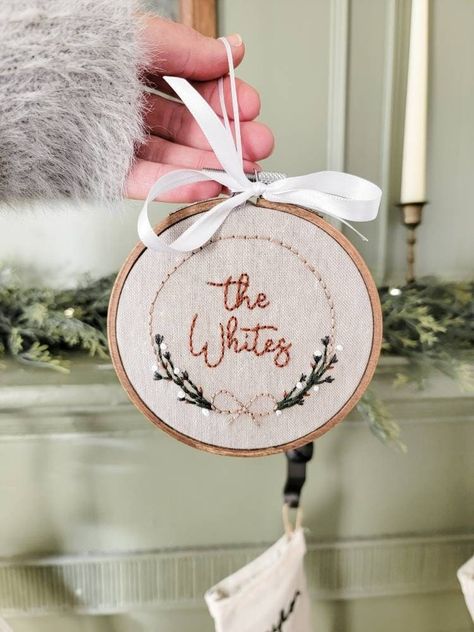 Personalized Ornaments Christmas Ornament Family Ornament - Etsy Diy Christmas Family Ornaments, Handmaid Christmas Gifts, Sewed Christmas Ornaments, Embroidered Family Tree, Last Name Embroidery Hoop, Hand Embroidered Ornaments Diy, Hand Embroidered Ornaments, Hand Embroidered Christmas Ornaments, Diy Family Ornaments