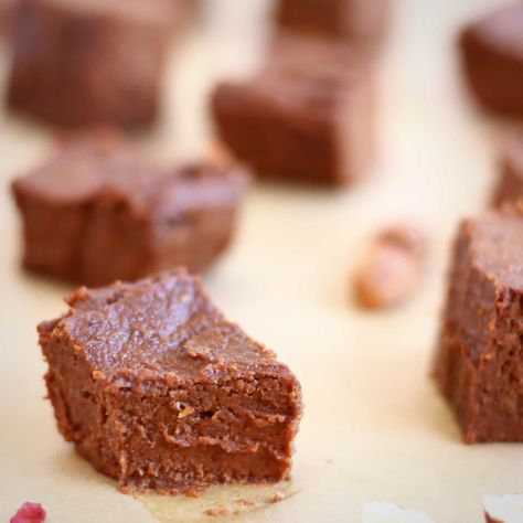 This Vegan Chocolate Sweet Potato Fudge is super rich and indulgent and secretly healthy! Also gluten-free and refined sugar free. Aip Christmas Recipes, Potato Fudge, Chocolate Sweet Potato, Gluten Free Peach Cobbler, Sweet Potato Dessert, Vegan Chocolate Recipes, Vegan Christmas Cookies, Fudge Ingredients, Gluten Free Sugar Cookies