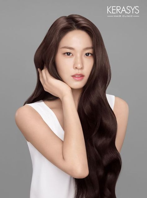 Charcoal Hair, Seol Hyun, Curly Pixie Hairstyles, Girl Zone, Kim Seol Hyun, Hair Clinic, Hair Photography, Glossy Hair, Beauty Clinic