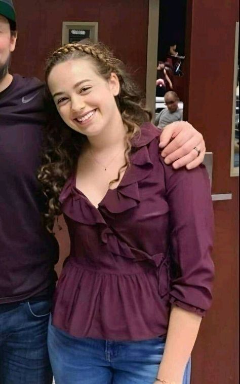 Sam Larusso Outfits, Sam Larusso, Med Doctor, Mary Mouser, Cobra Kai Wallpaper, Kai Wallpaper, Style Inspiration, Quick Saves