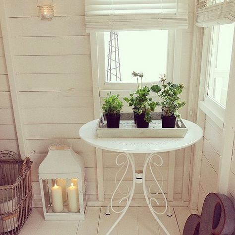 there's a new trend to help ladies everywhere shed the stresses of the everyday: meet the "She Shed." With tons of natural light, romantic candles, and gorgeous decor, why would anybody want to leave this She Shed? Summer House Ideas Interior Small Spaces, Summerhouse Colours, Garage She Shed, She Shed Cottage, She Shed Decorating Ideas, She Shed Interior, Garden Shed Interiors, Backyard Escape, Romantic Backyard