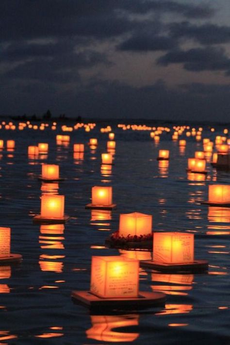 Getting married on a lake shore is very romantic, it’s a perfect location for spring, summer and fall weddings. Lake shores are full of that romance ... Beautiful Lanterns, Floating Lanterns, Sky Lanterns, Lakeside Wedding, Relaxed Wedding, Lake Wedding, Floating Candles, Paper Lanterns, Underworld