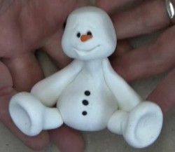 Fimo Clay Crafts, Clay Snowmen, Polymer Clay Snowman, Clay Snowman, Diy Air Dry Clay, Snowman Christmas Decorations, Polymer Clay Ornaments, Polymer Clay Figures, Sculpey Clay