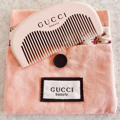 Gucci Beauty Pocket Woody Comb with Floral Pouch Luxury Travel Accessories, Floral Pouch, Gucci Pouch, Foldable Mirror, Gucci Beauty, Haute Hair, Floral Comb, Customer Gifts, Cute Furniture