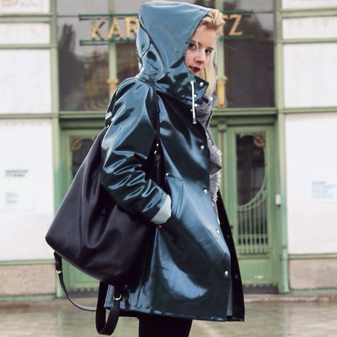 Stutterheim Raincoats Stutterheim Raincoat Women, Stutterheim Raincoat, Girls Raincoat, Raincoat Outfit, Black Raincoat, Rubber Raincoats, Vinyl Fashion, Rain Coats, Vinyl Raincoat