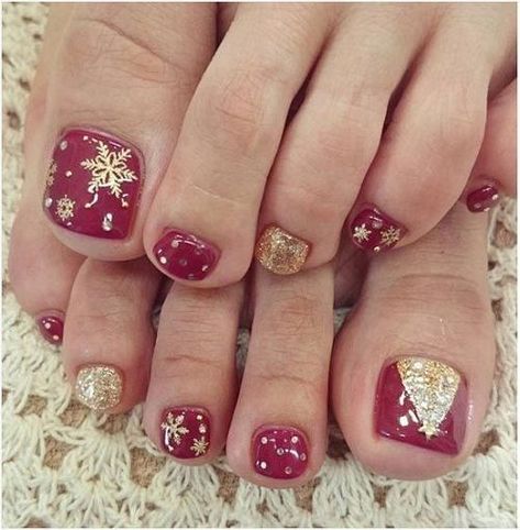 Gold Red Snowflakes Christmas Toe Nail Designs Xmas Toe Nail Designs, Pedicure Glitter, Christmas Toes, Glitter Toe Nails, Toenail Art Designs, Toenail Designs Summer, Easy Toe Nail Designs, Simple Toe Nails, Toenail Art