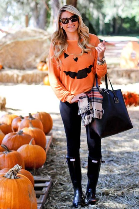 24 Casual Fall Outfits For Landmark Events Halloween Outfits Casual, Pumpkin Patch Pictures, Pumpkin Halloween Costume, Casual Halloween, Fall Family Photo Outfits, Pumpkin Patch Outfit, Outfit Halloween, Halloween Tattoo, Family Photo Outfits