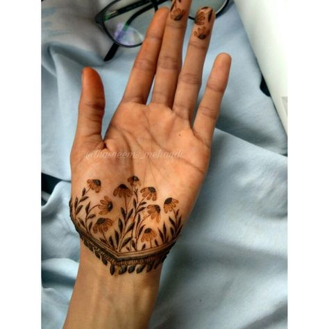 Minimum Mehendi Designs Palm, Mehandi Designs Unique, Flower Mehndi Designs, Beginner Henna Designs, Latest Henna Designs, Mehndi Design Pictures, Very Simple Mehndi Designs, Simple Mehndi Designs Fingers, Modern Mehndi Designs