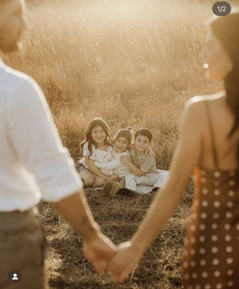 Easy Family Picture Ideas, Fall Family Outdoor Photoshoot, Family Of 5 Outdoor Photoshoot, Family Pictures 4 People, Family With 2 Kids Photoshoot, Family Photo Prompts Outdoor, Family Photo Fall Ideas, Jeans Family Photo Shoot, 4 Sibling Poses