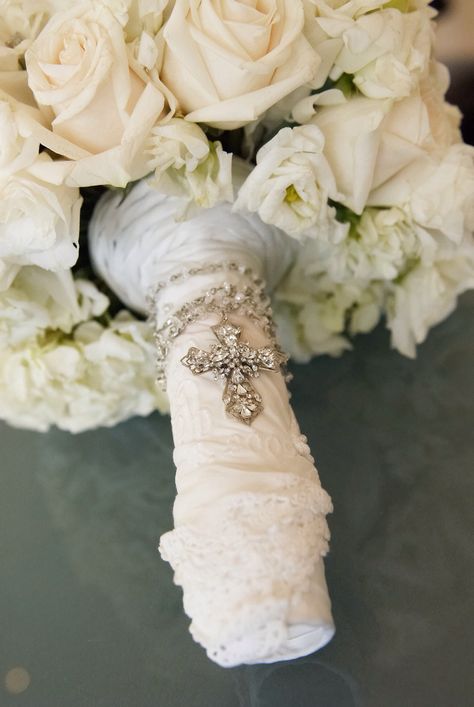 Rosary In Bouquet Brides, Bridal Bouquet With Rosary, Rosary Wedding Bouquet, Christian Wedding Bouquet, Jesus Wedding Ideas, White Lisianthus Bouquet, Bouquet With Rosary, Wedding Bouquets White Roses, Wedding Bouquet Roses