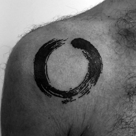 Male With Tattoo Of Enso Design On Shoulder Enzo Tattoo, Enso Tattoo, Zen Tattoo, Tatoo Styles, Spiral Tattoos, Japanese Tattoo Symbols, Circle Tattoo, Tattoos Men, Crow Tattoo