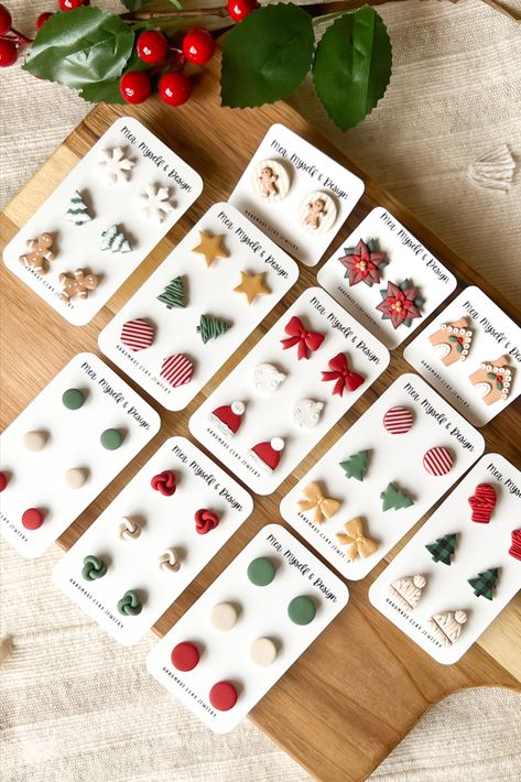 Christmas Earrings Studs, Christmas Clay Stud Earrings, Clay Earrings Diy Ideas Christmas, Christmas Stud Earrings Polymer Clay, Christmas Polymer Clay Earings, Clay Christmas Jewelry, Christmas Clay Earring Ideas, Resin Christmas Earrings, Christmas Earrings Clay