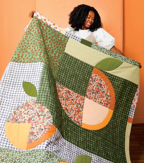 Citrus Patchwork Quilt Citrus Quilt, Cotton Fabric Projects, Peach Quilt, Fruit Quilt, Sew Throw Pillows, Fun Stuff To Make, Free Quilting Patterns, Patchwork Inspiration, Sewing Projects Ideas