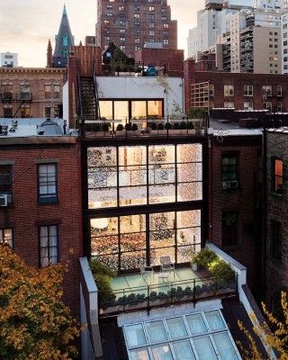 Spectacular steel and glass Manhattan townhouse Appartement New York, San Myshuno, Apartment Exterior, Apartment Goals, Ville New York, Appartement Design, New York Apartment, Nyc Apartment, Dream Apartment